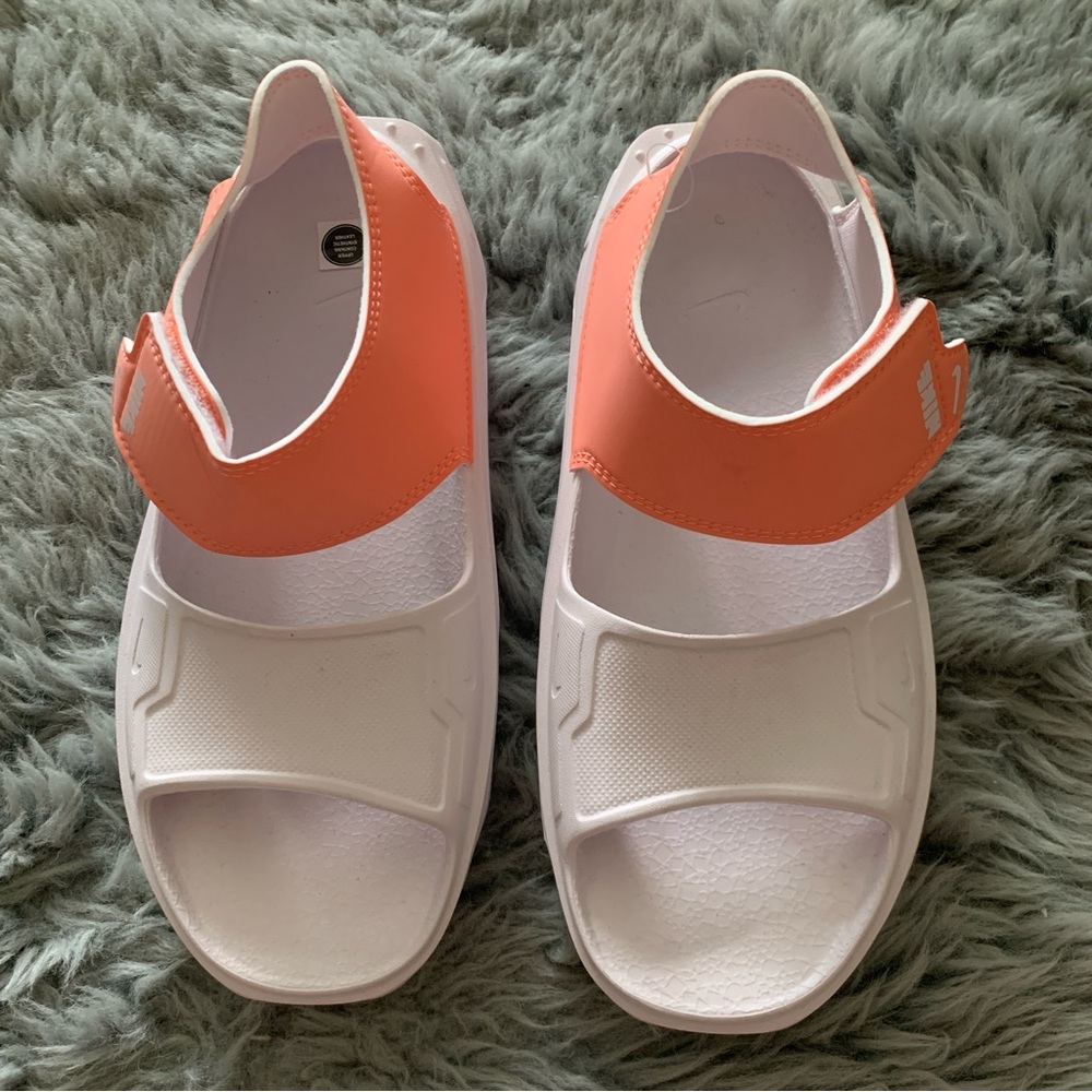 Women’s 8.5 / GS 7Y NIKE Playscape Crimson Bliss Lightweight Strap Sandals NWOT - Picture 2 of 10